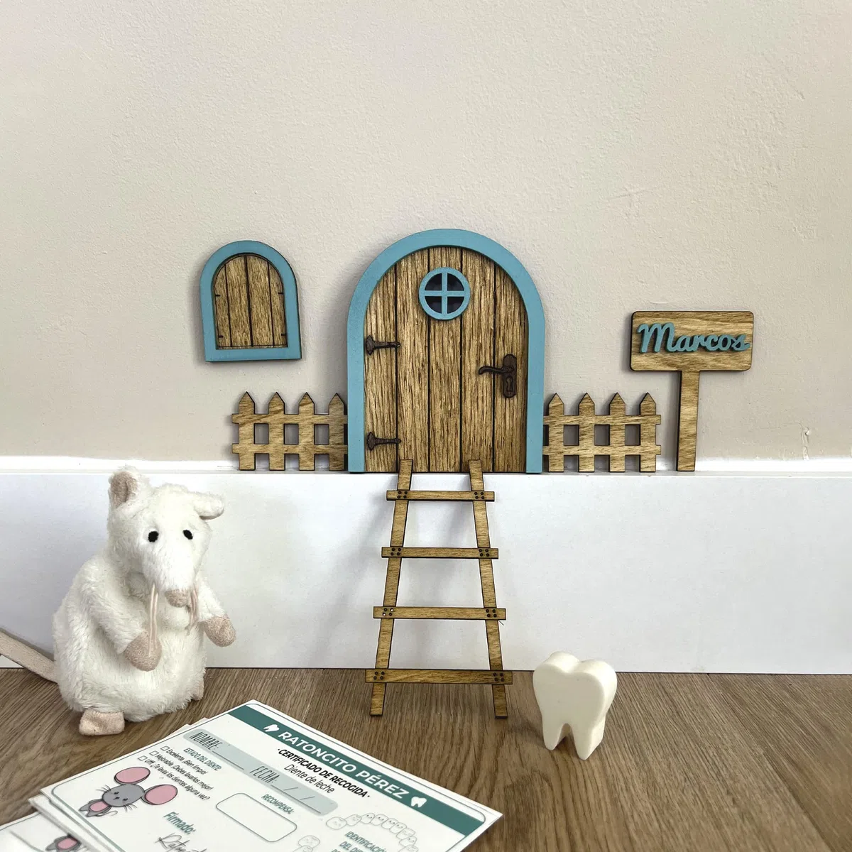 [ Pine & Kids ] Puerta de Ratoncito Pérez Personalizada de Madera a Color