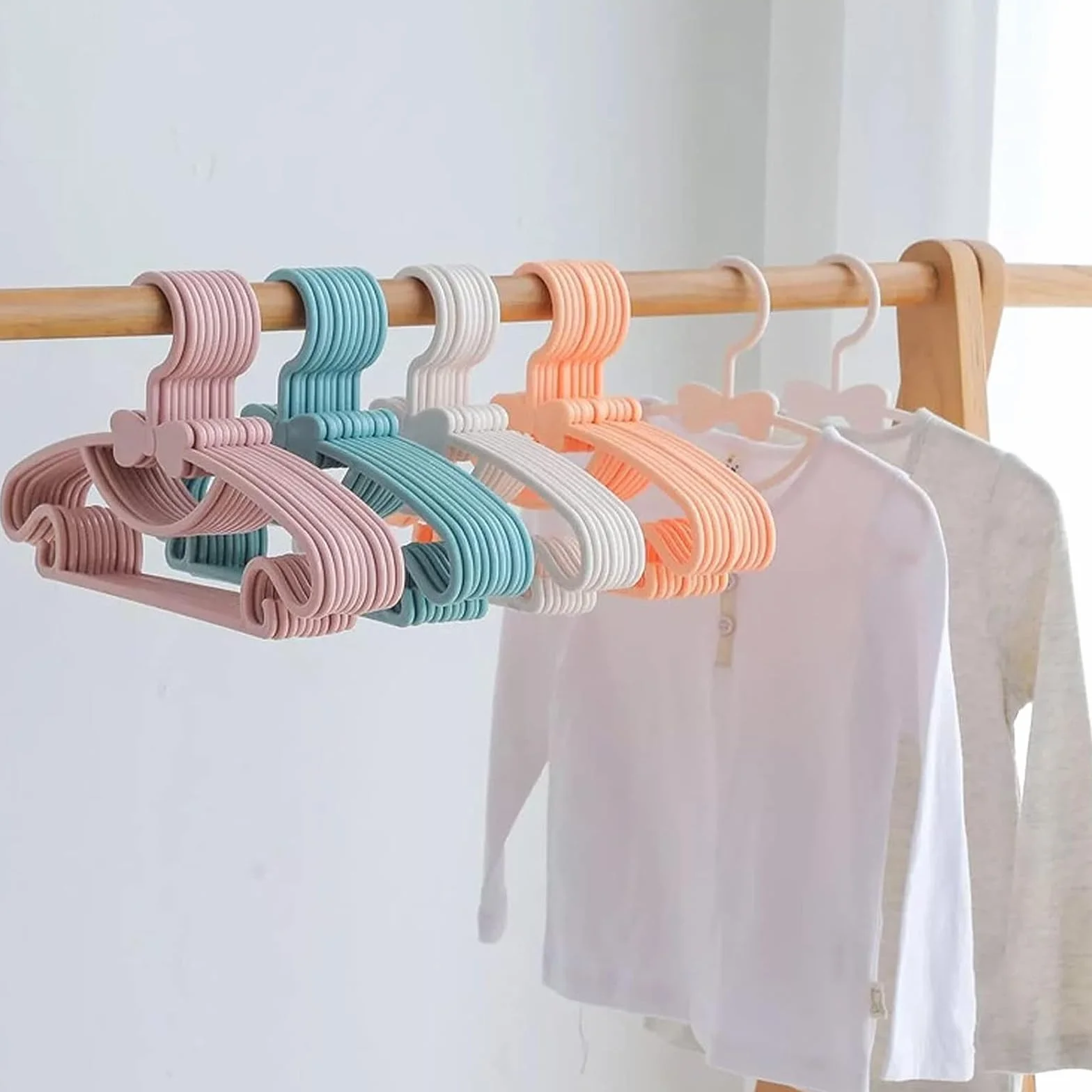 Magrimaxio 40 Piezas Perchas Ropa 4 Colores, Perchas Infantiles Antideslizantes 29.7cm, Perchas Niños Plástico, Percha Bebe Ahorro de Espacio, Baby Hangers para Infantil Armario, Ropa Bebé