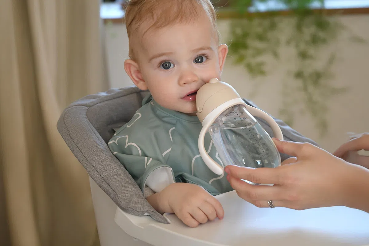 BÉABA, Biberón/Vaso de Aprendizaje 2 en 1, Vaso con Pajita Niño, 100% Estanca, Antigoteo, Fácil de Abrir, Asas Extraíbles, Tritan y Silicona, 300 ml, Arcilla