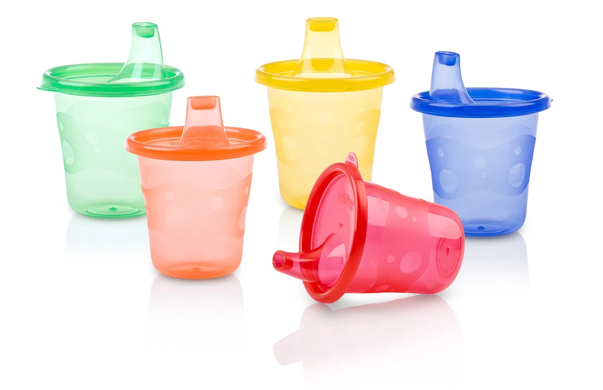 Nuby Vasos tapa | Tazas prácticas para niños | Pack de 6 | 210 ml | Multicolor (los colores pueden variar)