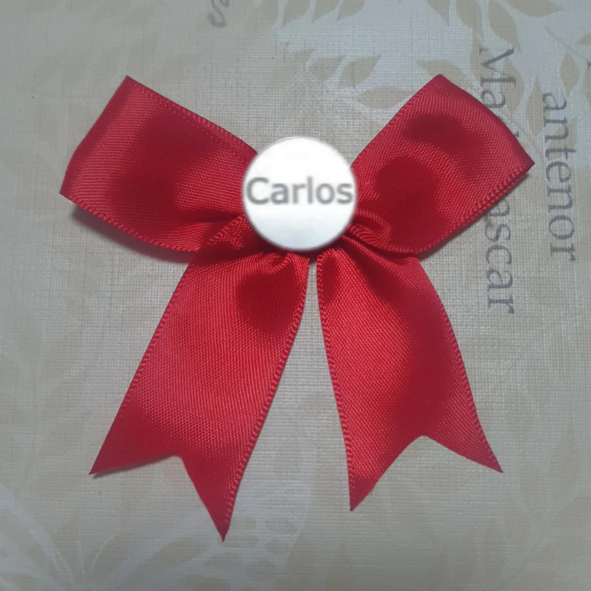 IDeluxe. Lazo rojo con chapa acero inoxidable con imperdible personalizada con nombre. Protector mal de ojo, buena suerte. Ideal para bebés, niños, adultos.
