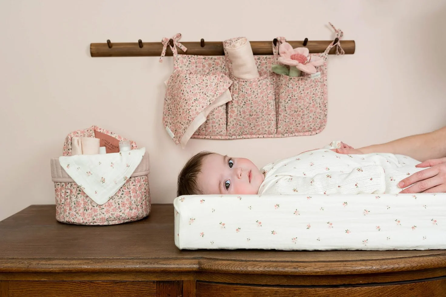 Little Dutch Cesta organizador para cambiador de bebé reversible redonda rosa jardín de hadas