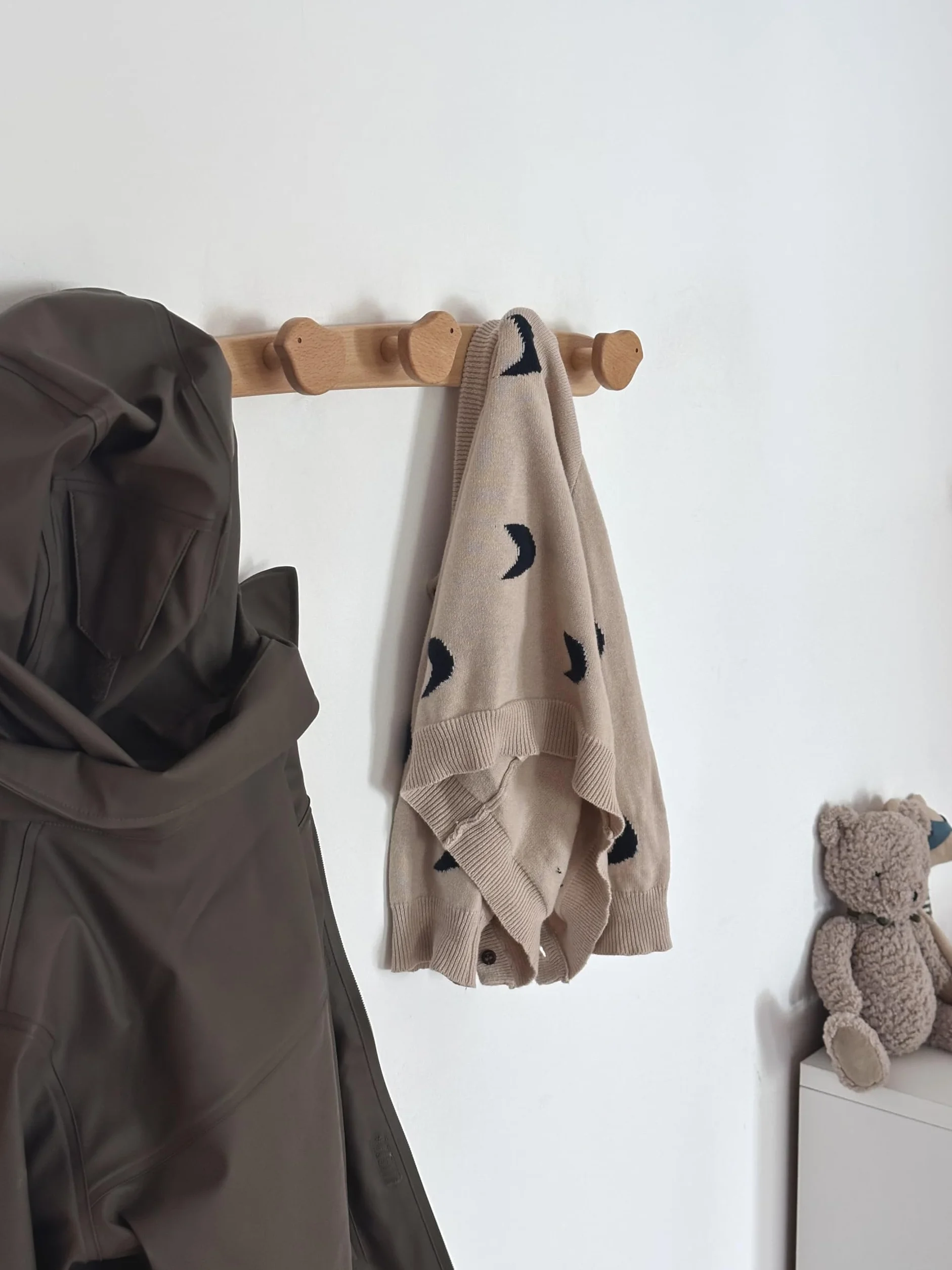 Flappi Perchero de pared infantil de madera con 5 ganchos 50 cm Diseño de pajarito Colgador decorativo para habitación infantil o pasillo