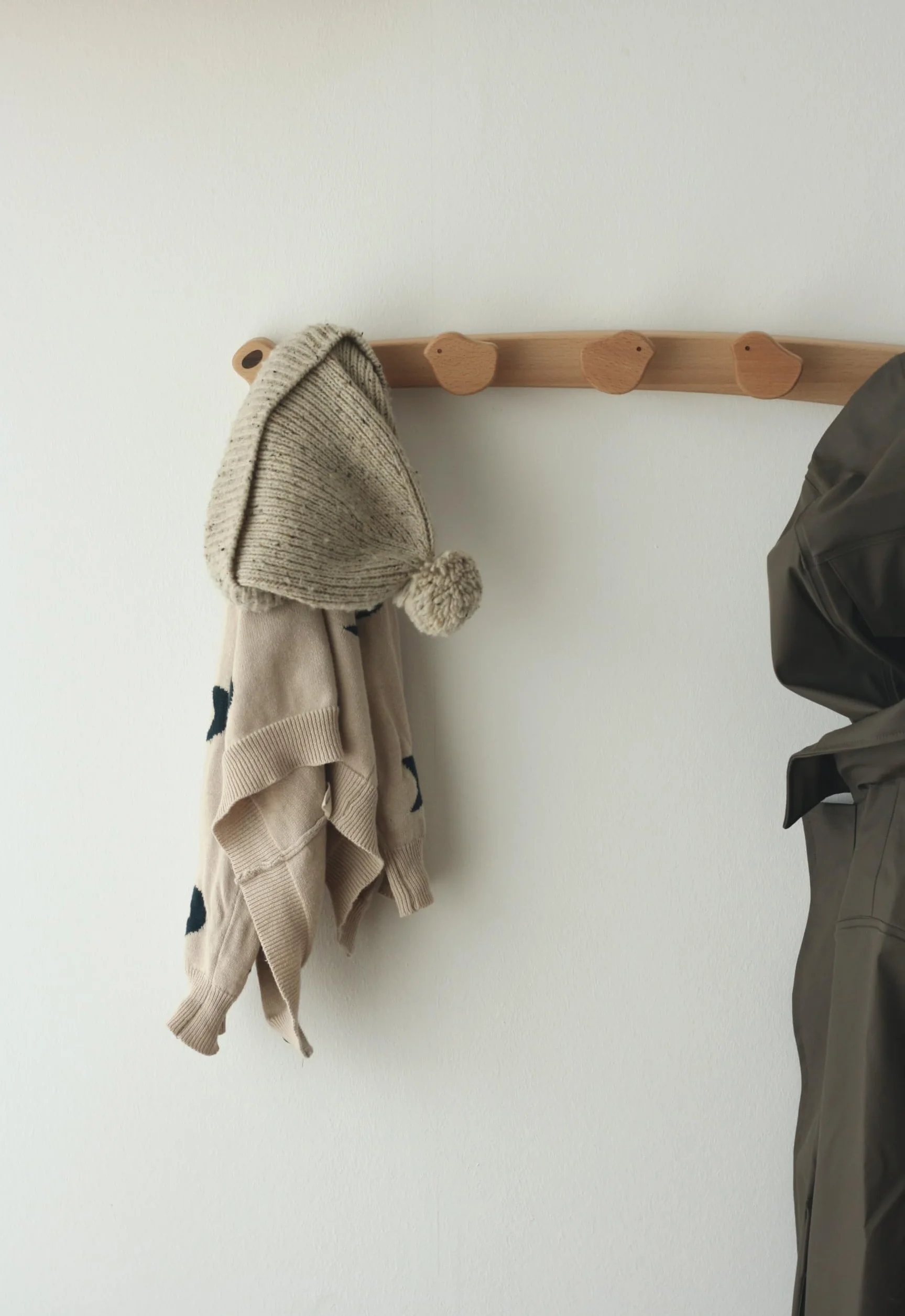 Flappi Perchero de pared infantil de madera con 5 ganchos 50 cm Diseño de pajarito Colgador decorativo para habitación infantil o pasillo